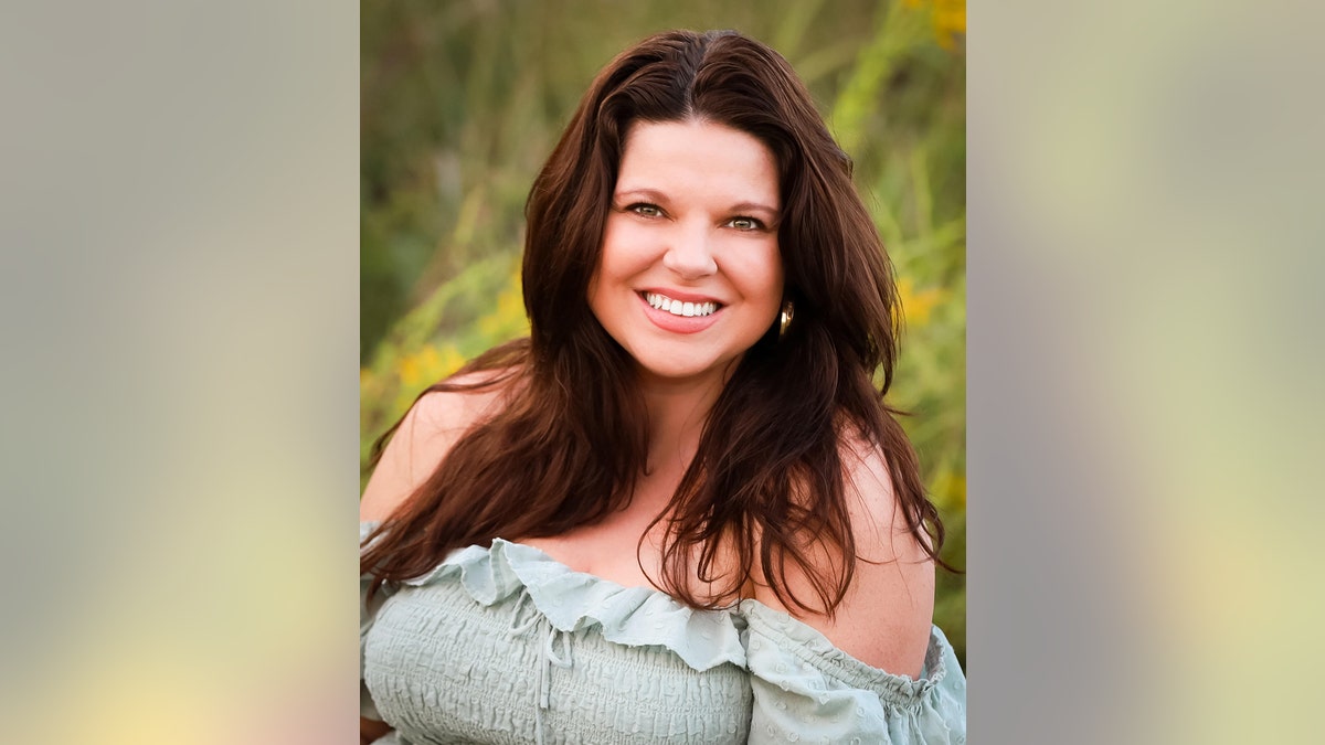 Josh Duggars neef herinnert zich spookachtige woorden toen de realityster werd geconfronteerd met beschuldigingen van misbruik Een close-up van Amy Duggar King glimlachend met een lichtgroene jurk off the shoulder in een veld.