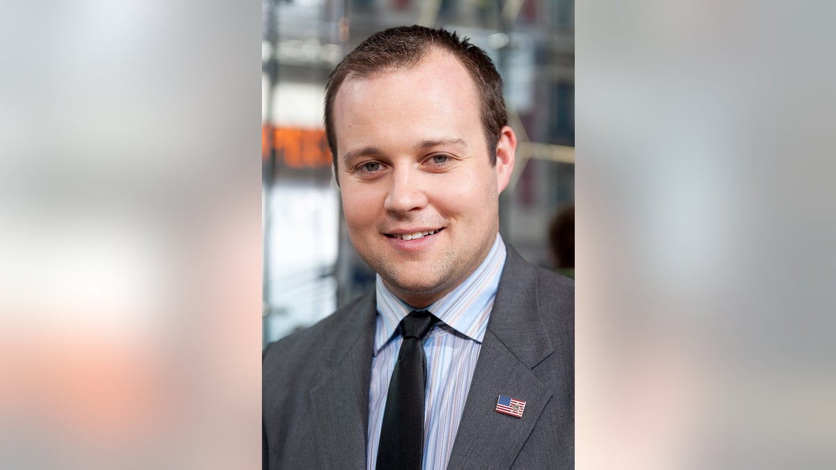 Josh Duggars neef herinnert zich spookachtige woorden toen de realityster werd geconfronteerd met beschuldigingen van misbruik Een close-up van Josh Duggar lachend in een pak.