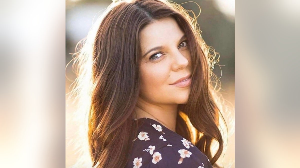 Josh Duggars neef herinnert zich spookachtige woorden toen de realityster werd geconfronteerd met beschuldigingen van misbruik Amy Duggar King maakt een glamoureuze foto in de buitenlucht in de aanloop naar haar boekpresentatie.