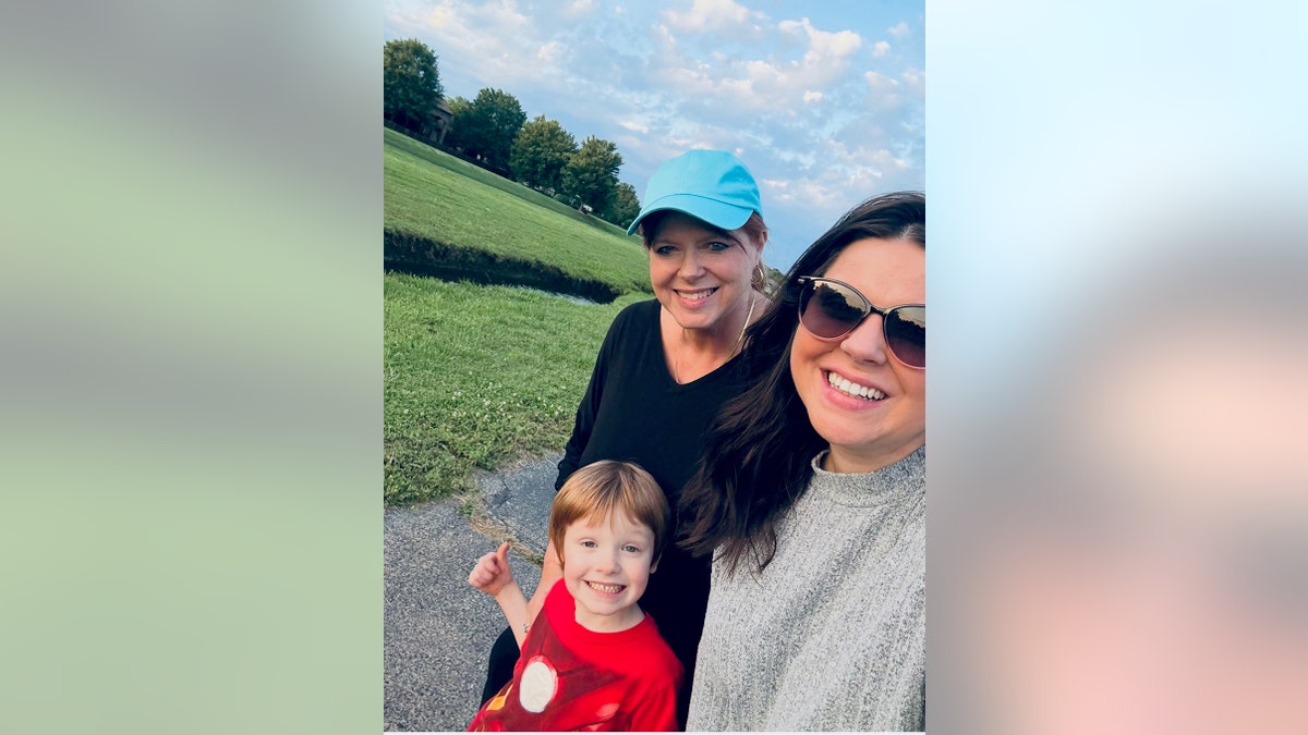 Josh Duggars neef herinnert zich spookachtige woorden toen de realityster werd geconfronteerd met beschuldigingen van misbruik Amy Duggar King neemt een selfie met haar moeder en zoon terwijl ze glimlachen.