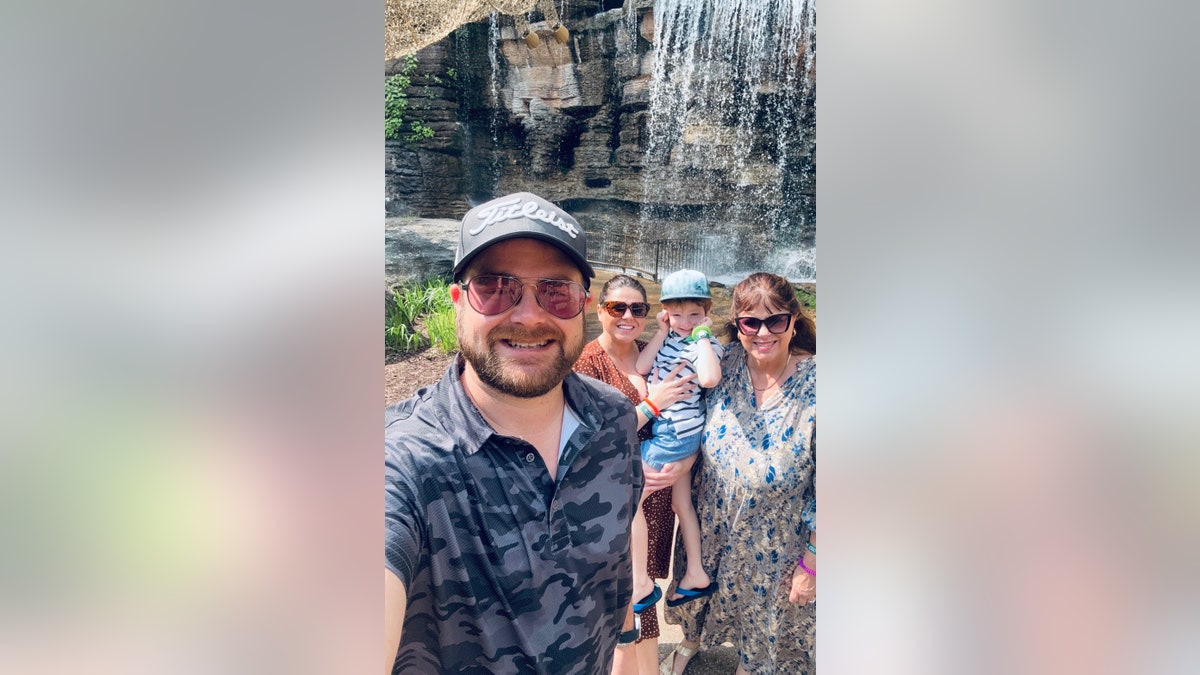 Josh Duggars neef herinnert zich spookachtige woorden toen de realityster werd geconfronteerd met beschuldigingen van misbruik De man van Amy Duggar neemt een selfie met zijn zoon, Amy Duggar King en zijn schoonmoeder.