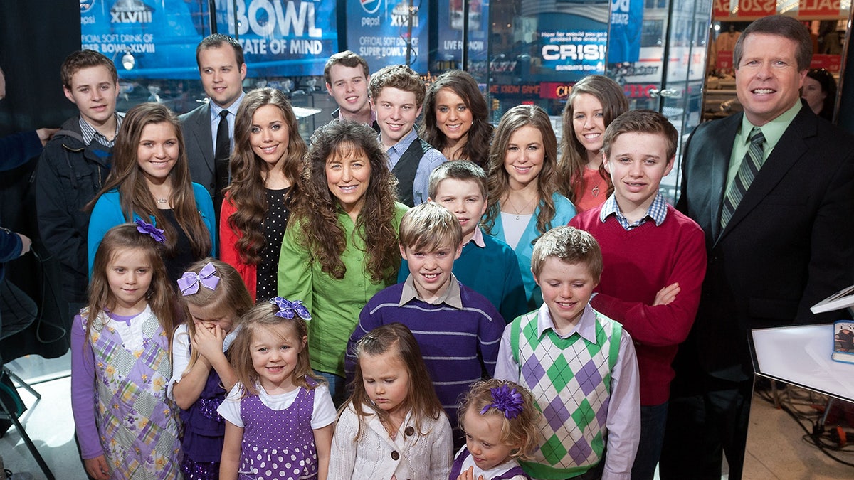Josh Duggars neef herinnert zich spookachtige woorden toen de realityster werd geconfronteerd met beschuldigingen van misbruik Jim Bob Duggar lacht met zijn kinderen in een studio.