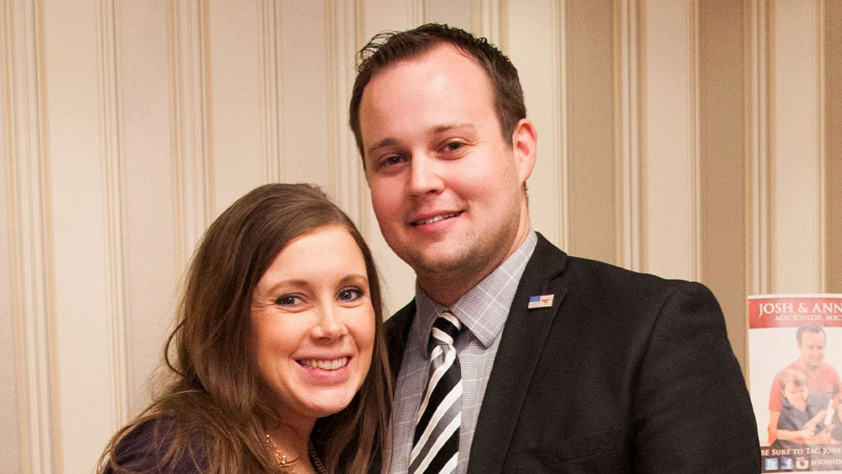 Josh Duggars neef herinnert zich spookachtige woorden toen de realityster werd geconfronteerd met beschuldigingen van misbruik Josh Duggar Anna Duggar poseren samen