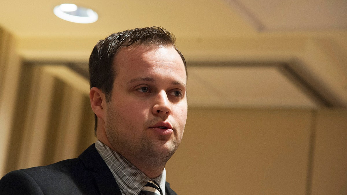 Josh Duggars neef herinnert zich spookachtige woorden toen de realityster werd geconfronteerd met beschuldigingen van misbruik Josh Duggar spreekt op het podium.
