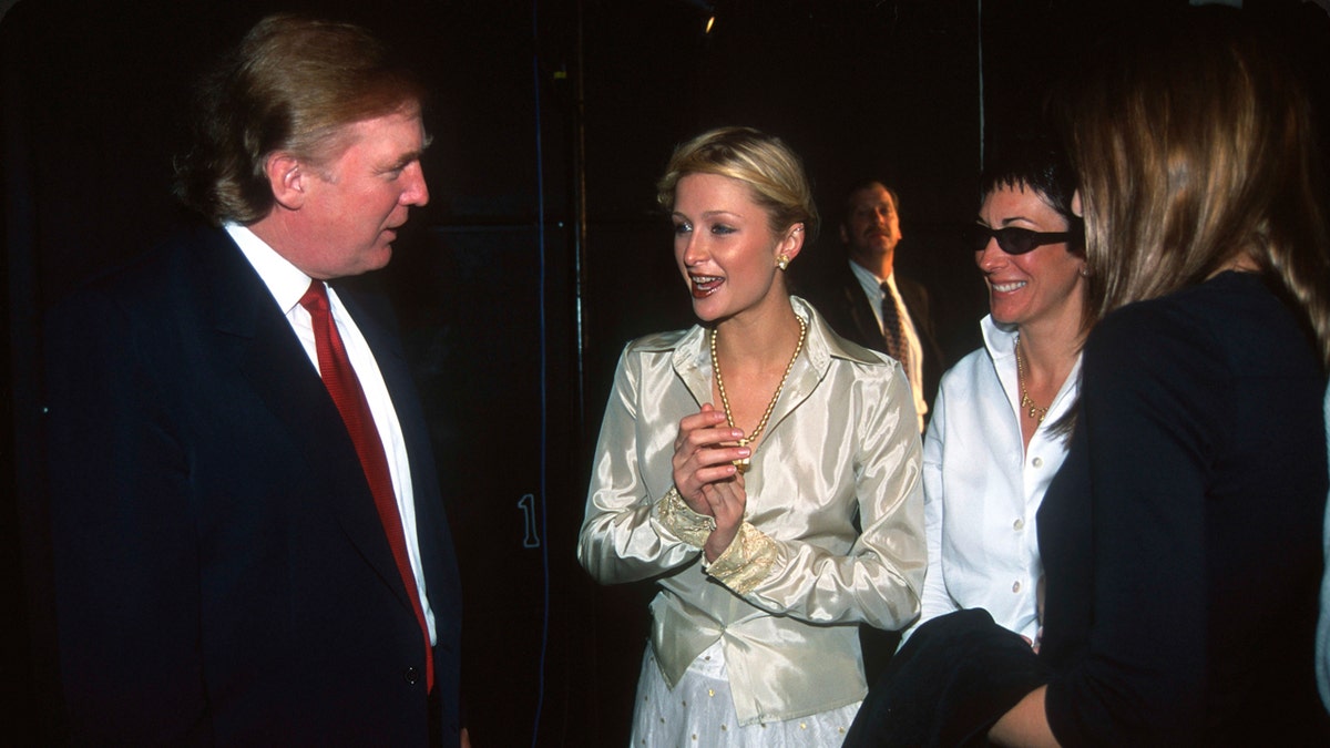 Paris Hilton praat met Donald Trump en Ghislaine Maxwell