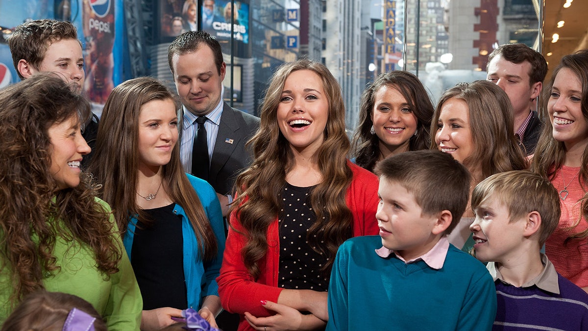 Josh Duggars neef herinnert zich spookachtige woorden toen de realityster werd geconfronteerd met beschuldigingen van misbruik De Duggar-kinderen lachen samen in een studio.