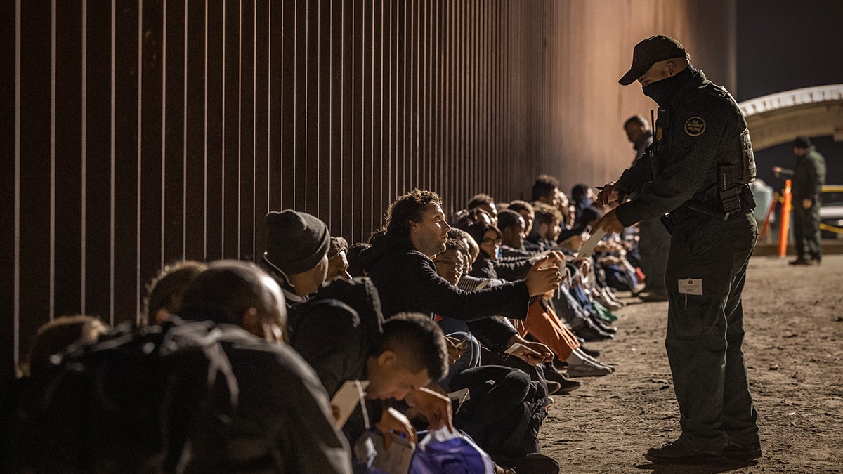 Een CBP-agent en migranten