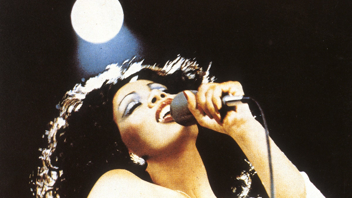Een close-up van Donna Summer op het podium