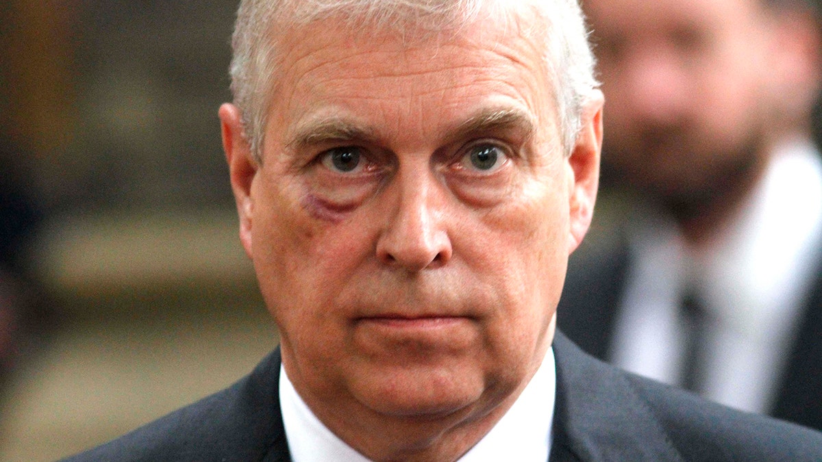 Een close-up van Prins Andrew in een zwarte blazer.