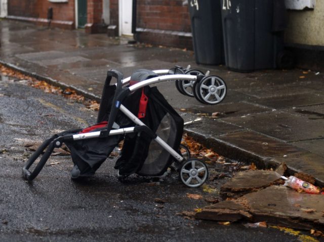 Een afgedankte kinderwagen ligt op straat in de wijk Eastwood in Rotherham, South Yorkshir