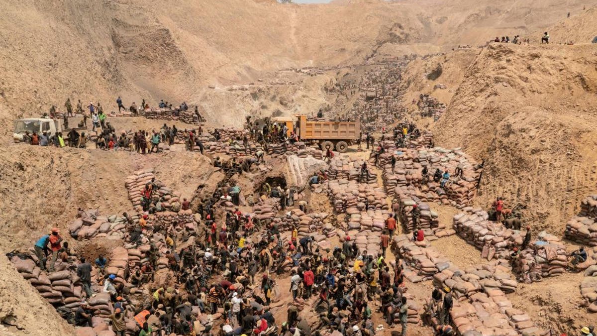 Een foto van ambachtelijke mijnwerkers aan het werk in een kobaltmijn in de DRC op 12 oktober 2022.
