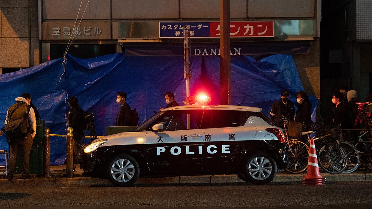 Een politieauto geparkeerd in Osaka, Japan.  December 2021.