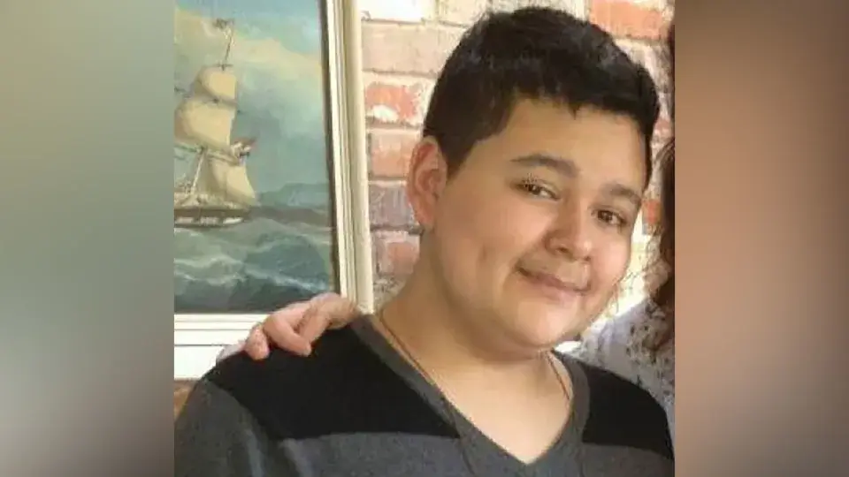 een texaanse man die 8 jaar geleden als tiener werd vermist is net levend gevonden slapend buiten een kerk
