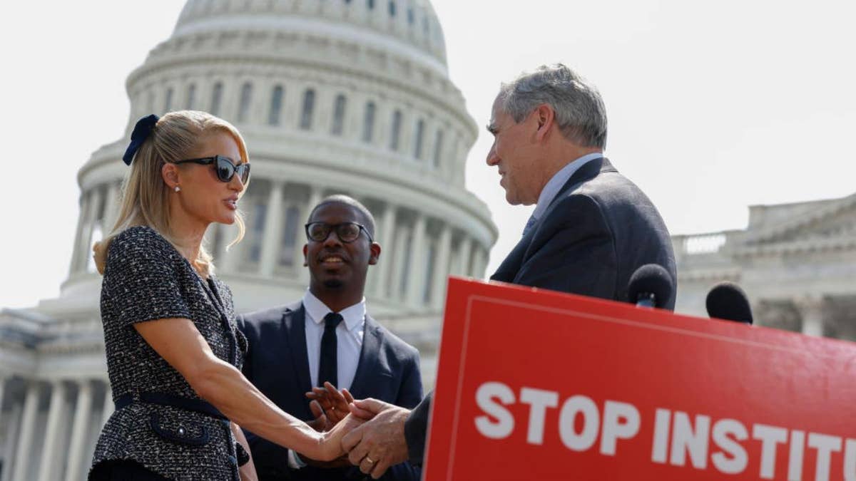 Paris Hilton met Sen. Merkley op persevenement op Capitol Hill