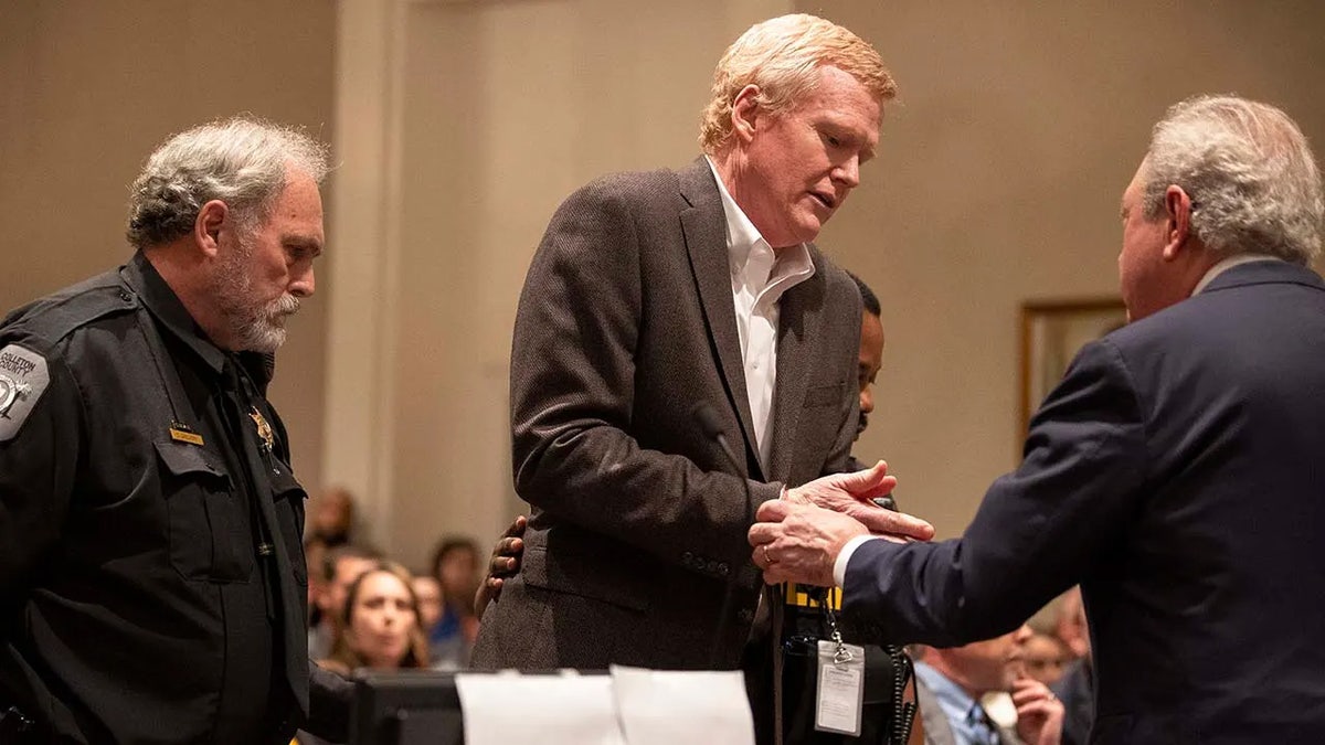 Alex Murdaugh spreekt met zijn advocaten in de rechtszaal