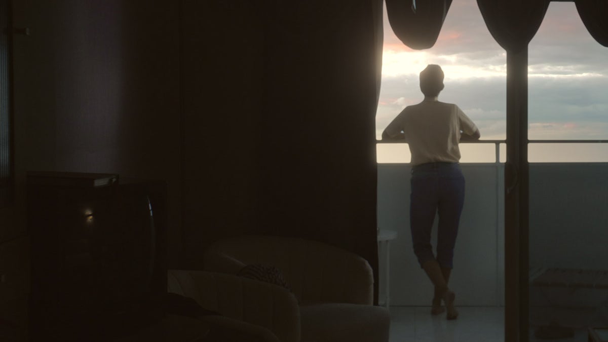 Amy Bradley kijkt naar een zonsondergang vanaf een cruiseschip.