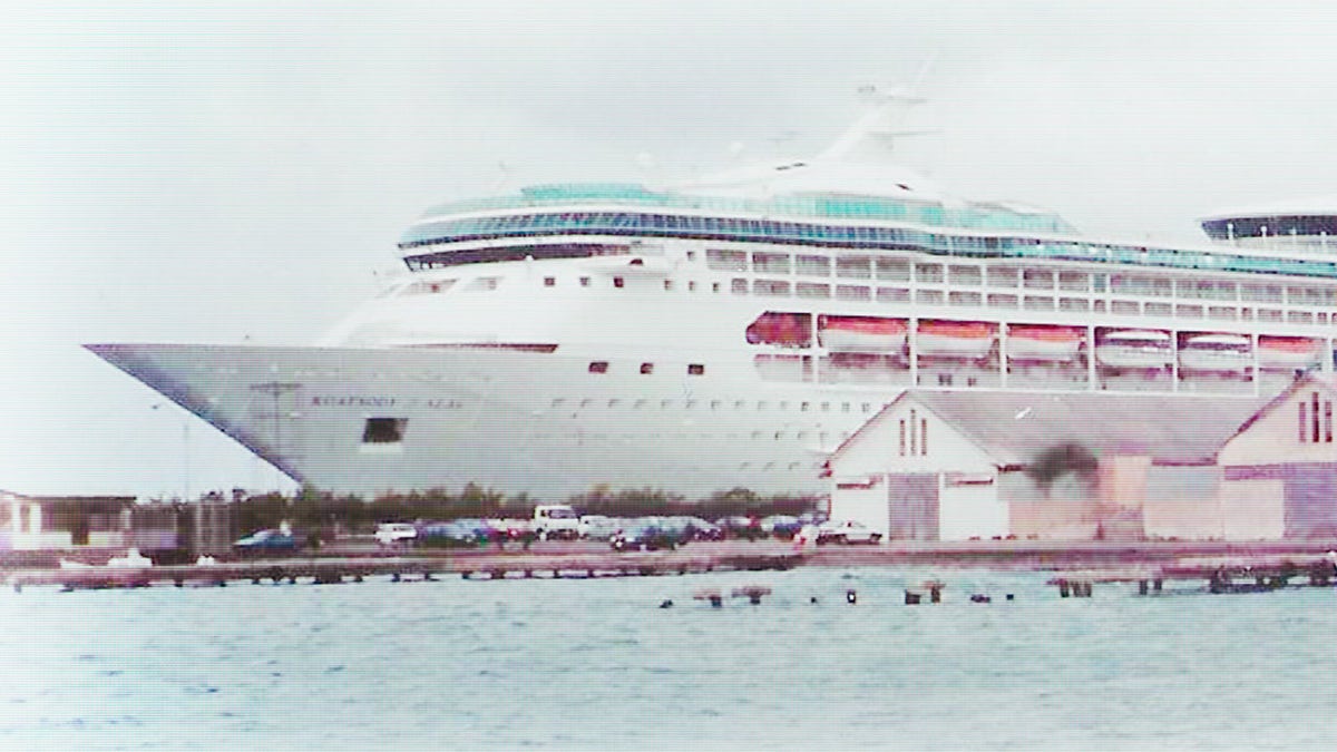 Een luchtfoto van het cruiseschip.