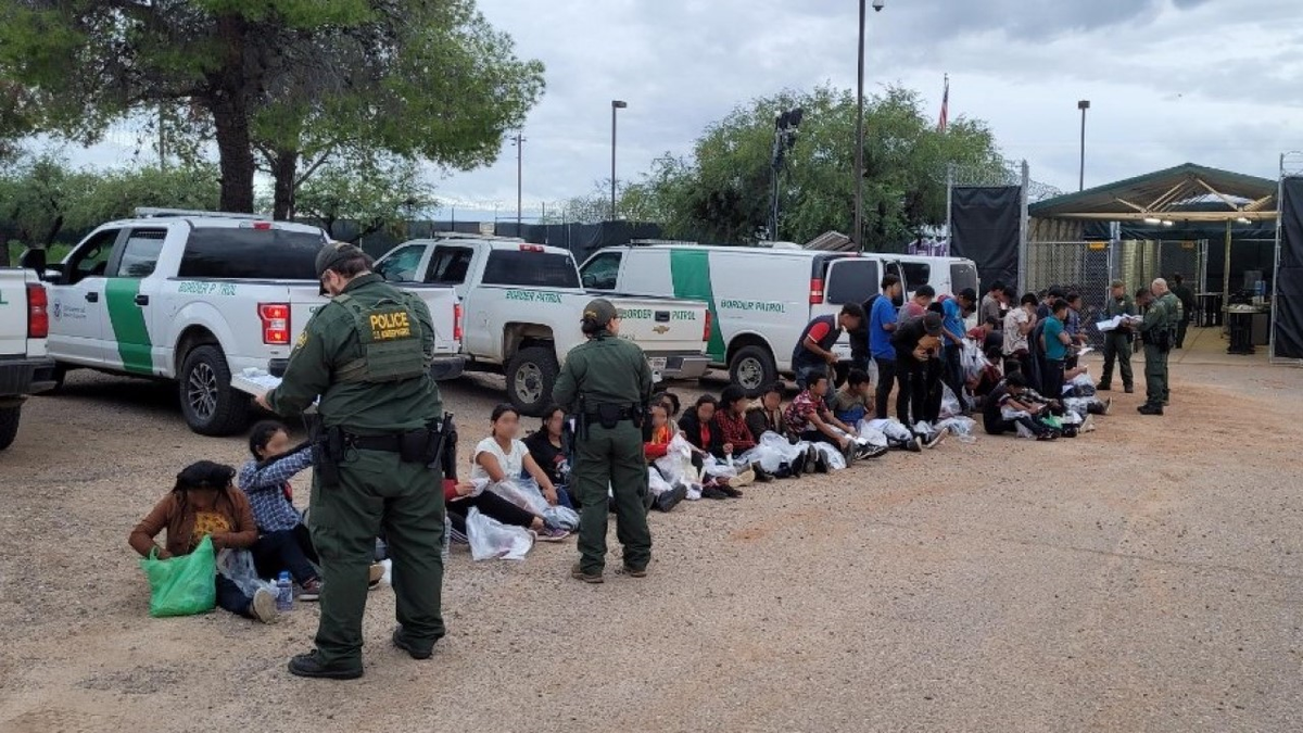 Agenten van de grenspatrouille in Arizona hebben dinsdag 81 migrantenkinderen aangehouden, waarvan 71 zonder begeleiding.