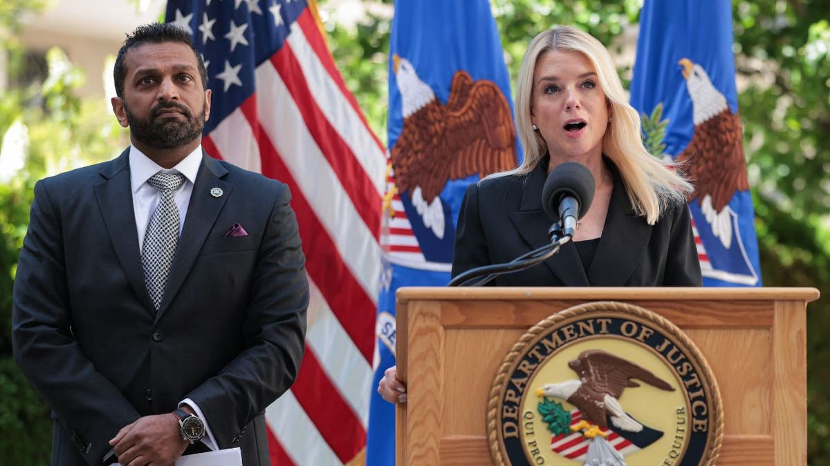 Procureur-generaal Pam Bondi en FBI-directeur Kash Patel tijdens een persbriefing
