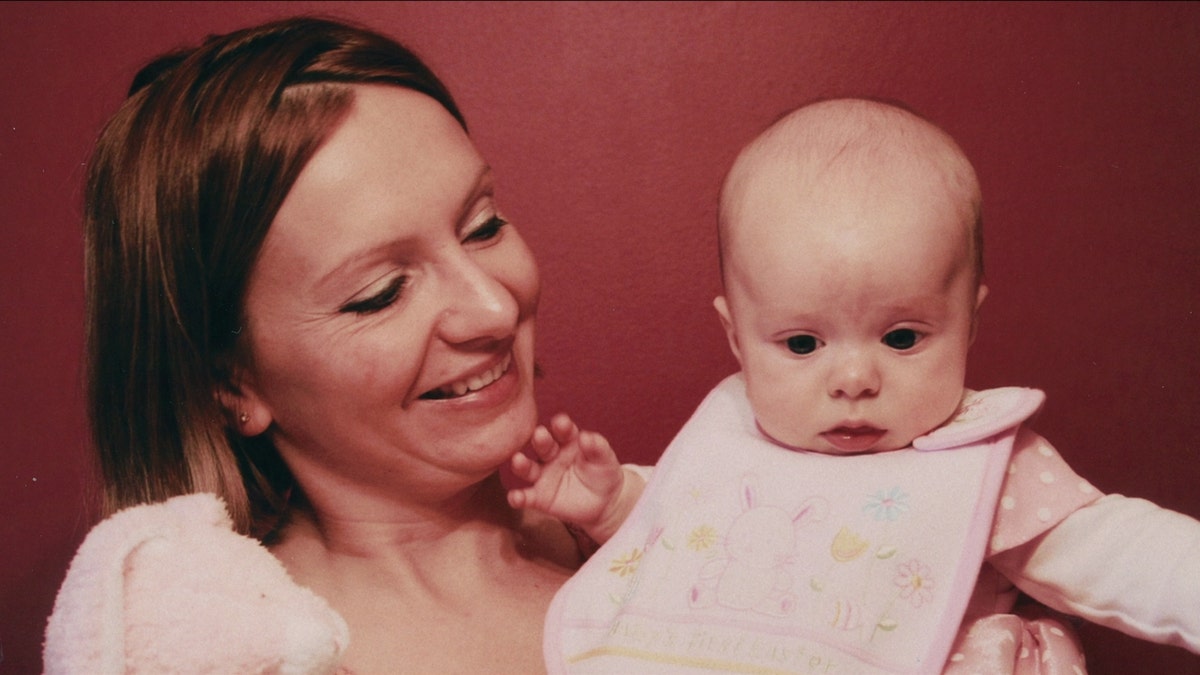 Beata Kowalski houdt Maya vast als baby