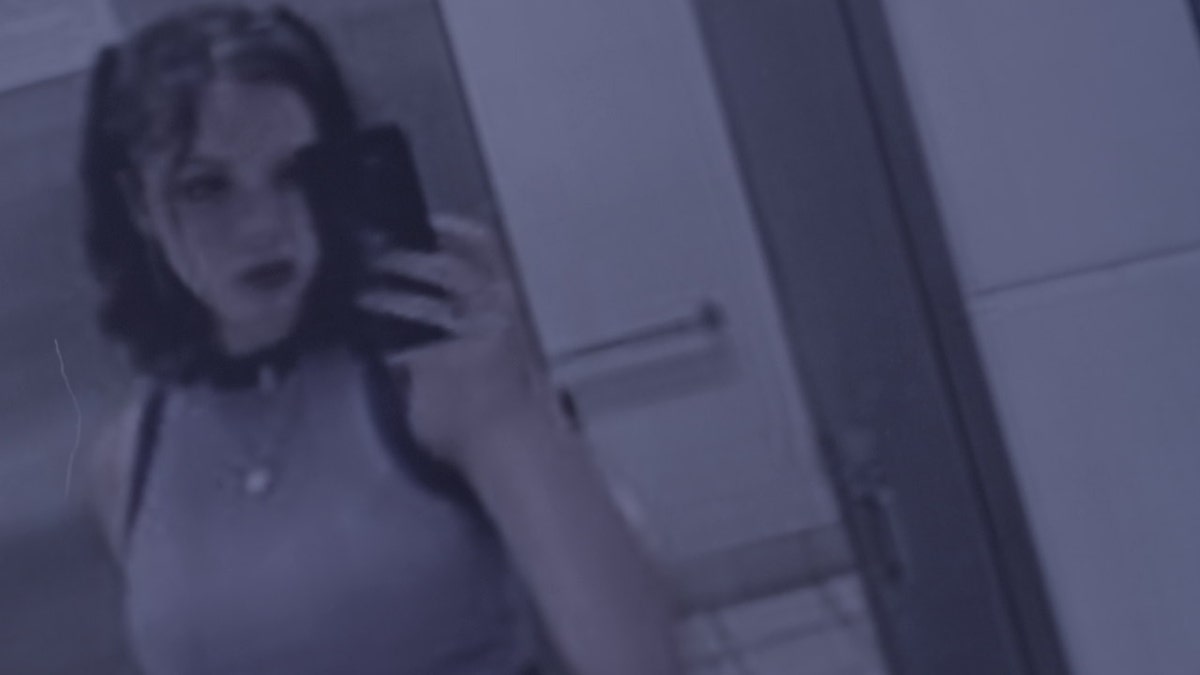 Becca neemt spiegel selfie als lokvogel.