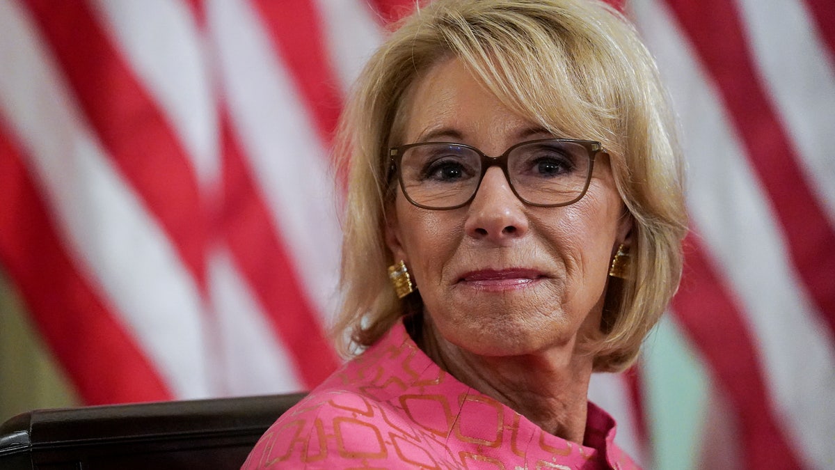 Betsy Devos voormalig secretaresse onderwijs onder donald trump witte huis departement