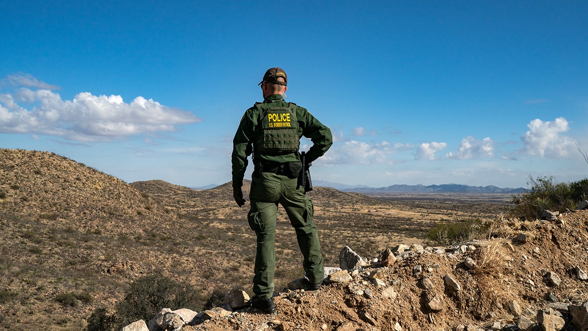 grenspatrouilleagent staat op klif in Arizona