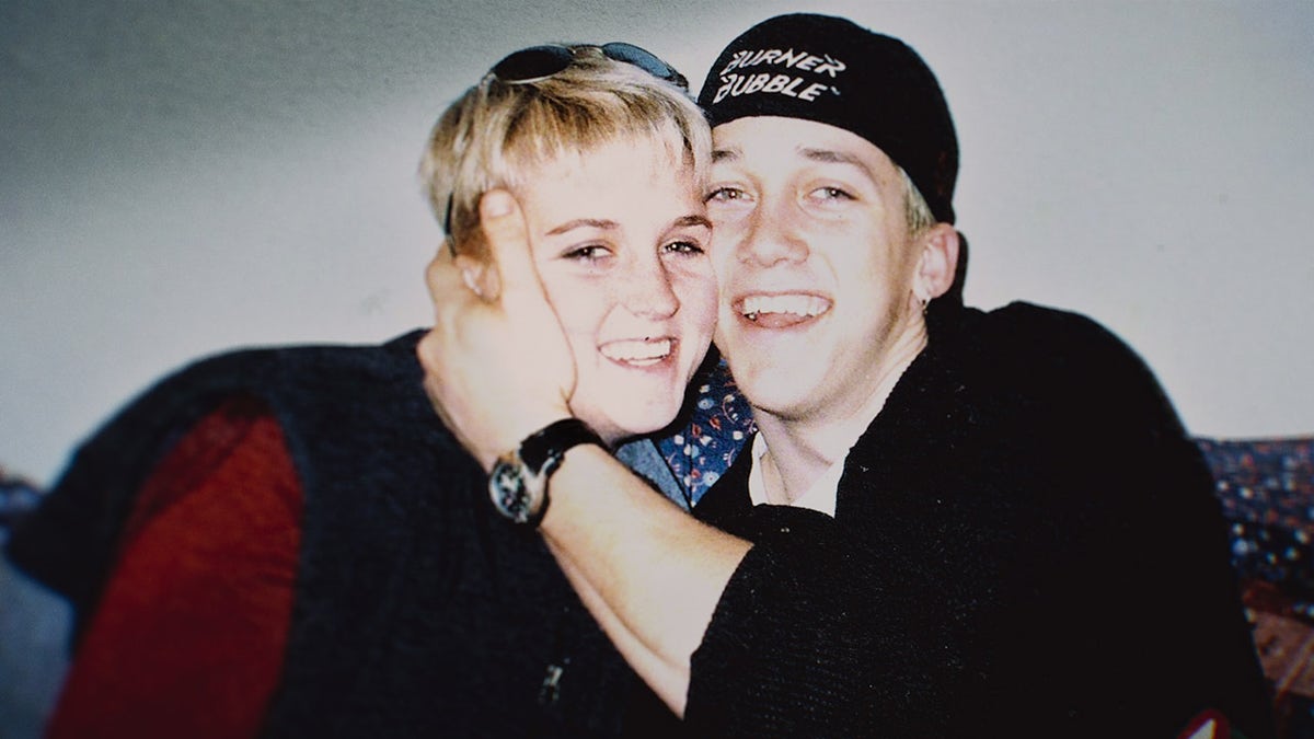 Brad Bradley die Amy Bradley omhelst