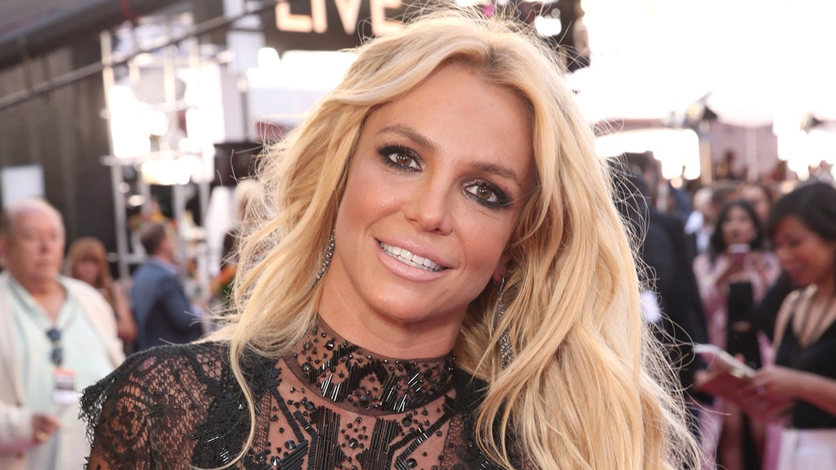 Britney Spears draagt zwarte jurk op rode loper