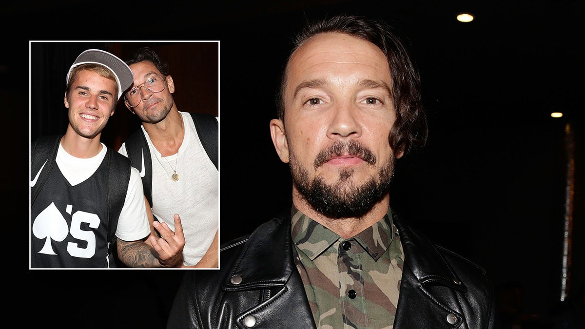 Carl Lentz en beste vriend Justin Bieber glimlachen voor de kerk