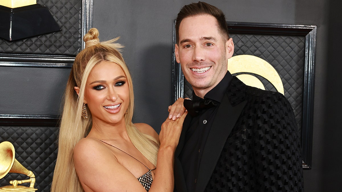 Carter Reum en Paris Hilton bij de Grammy's