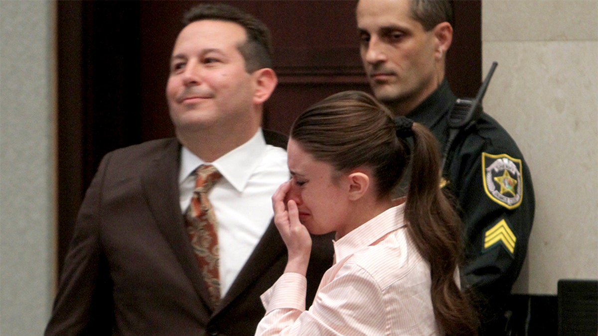 Casey Anthony huilt naast haar advocaat Jose Baez (L), nadat ze is vrijgesproken van de aanklacht van moord met voorbedachten rade op haar dochter Caylee in het Orange County gerechtsgebouw in Orlando, Florida op 5 juli 2011. REUTERS/Red Huber/Pool (VERENIGDE STATEN - Tags: MOORDWET) - GM1E7760CJW01