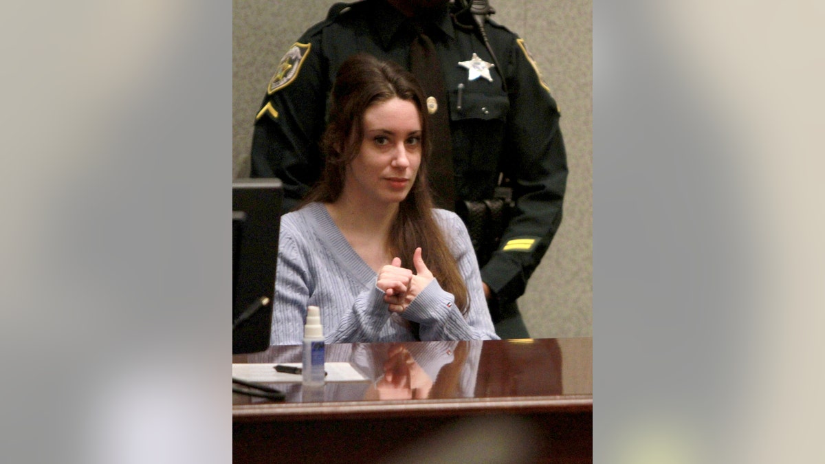 Casey Anthony zit in de rechtszaal voor een veroordelingszitting in Orlando, Fla. op donderdag 7 juli 2011. Anthony werd vrijgesproken van de moord op haar dochter Caylee, maar wordt vier keer beschuldigd van liegen tegen politieagenten. (AP Foto/Joe Burbank, Pool)