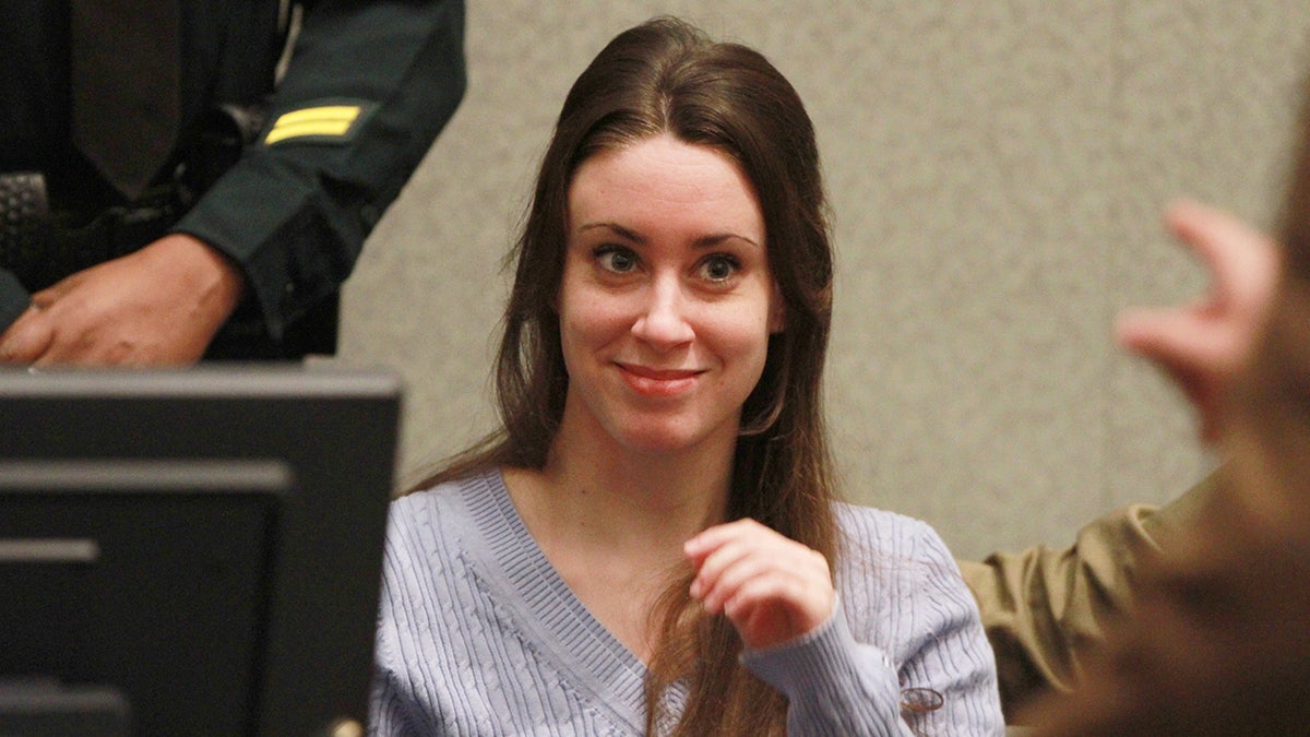 Casey Anthony lacht in de rechtszaal