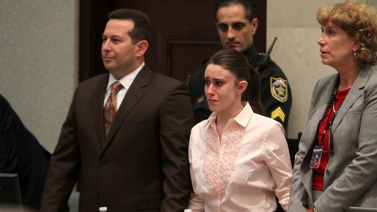Casey Anthony huilt nadat ze ontdekt heeft dat ze niet schuldig is