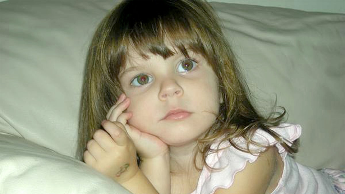 caylee anthony poseert op foto