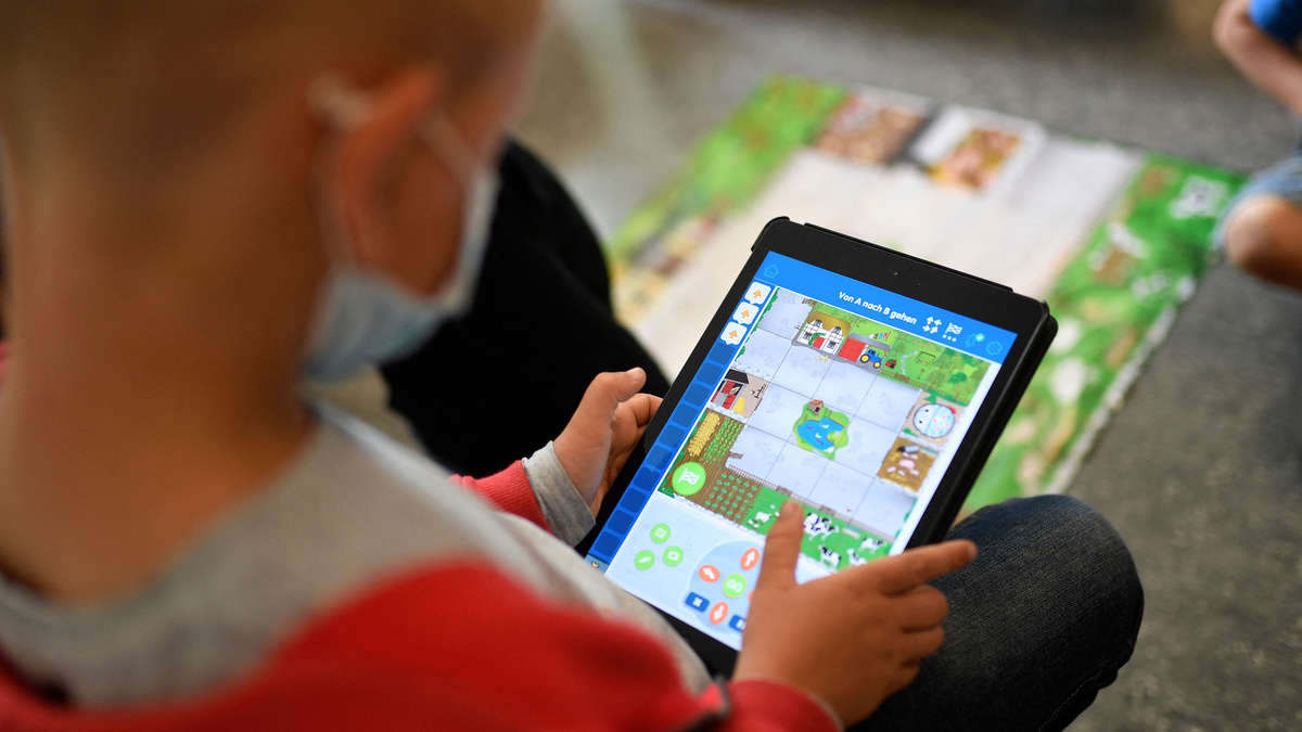 Kind met iPad stockbeeld
