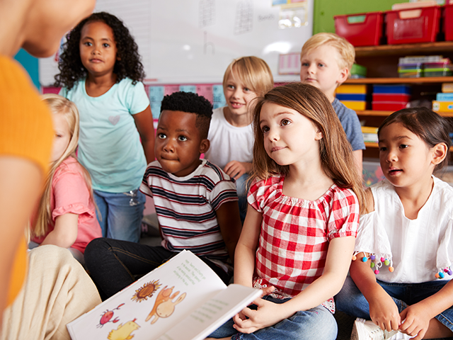 kinderen klas lezen leraar boek