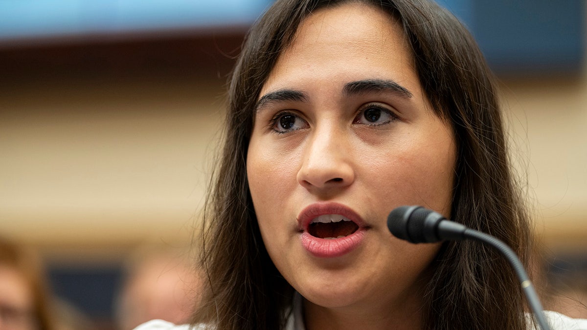 Chloe Cole getuigt voor het Congres