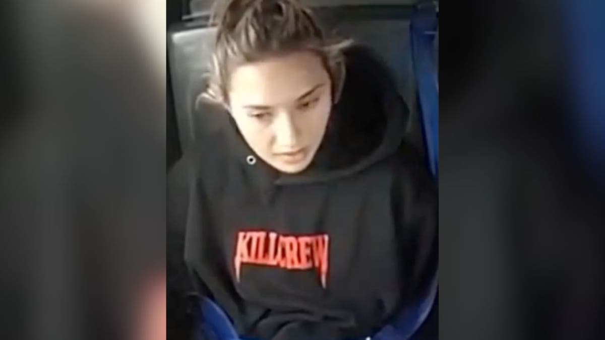 Christina formella in een politieauto