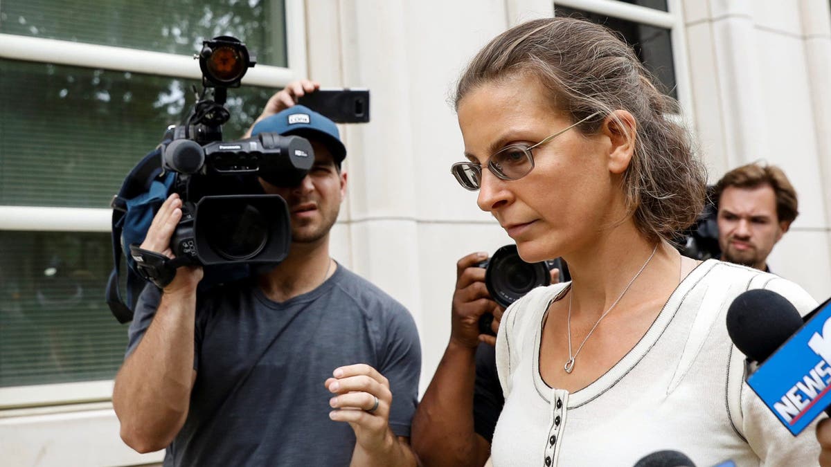 Clare Bronfman, een erfgename van het Seagram's drankenimperium, arriveert voor een hoorzitting over aanklachten in verband met de in Albany gevestigde organisatie Nxivm in het federale gerechtsgebouw van de Verenigde Staten in Brooklyn in New York