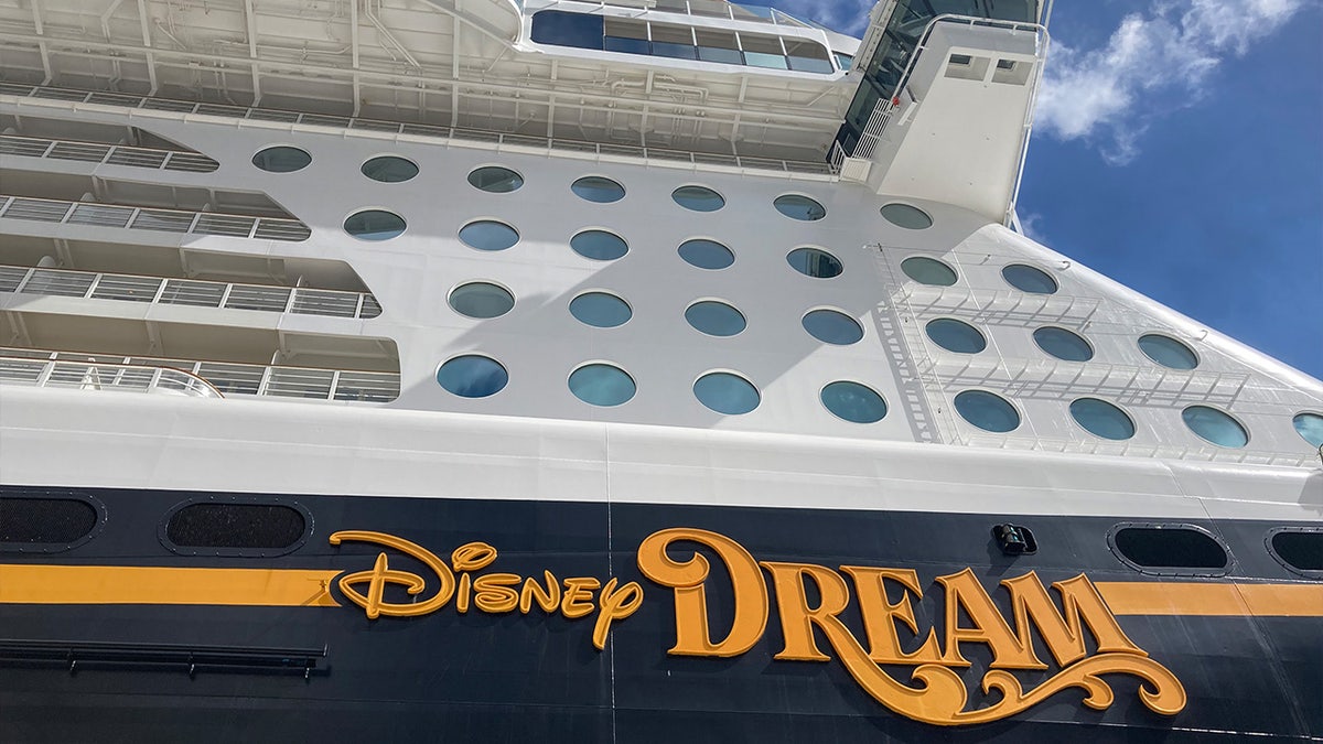 Close-up van het "Disney Dream"-logo op de zijkant van het cruiseschip
