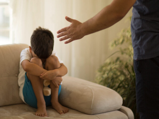 cnn beschimpt voor bewering dat schreeuwen naar kinderen net zo schadelijk is als seksueel of fysiek misbruik