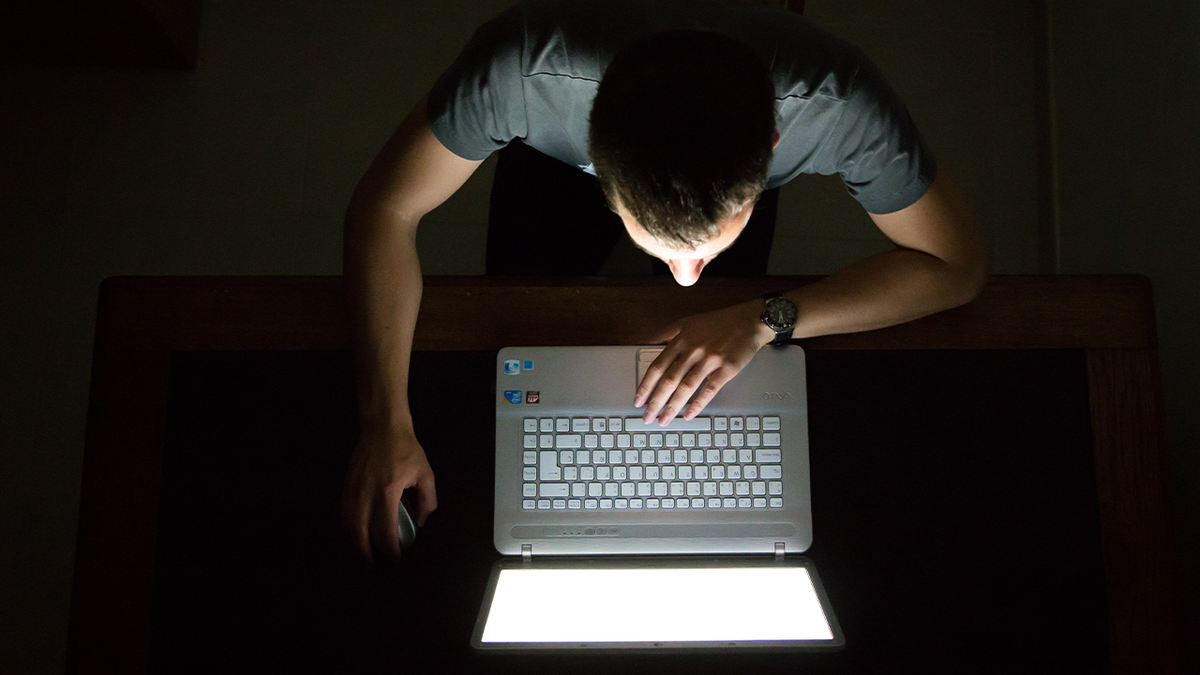 Man op computer