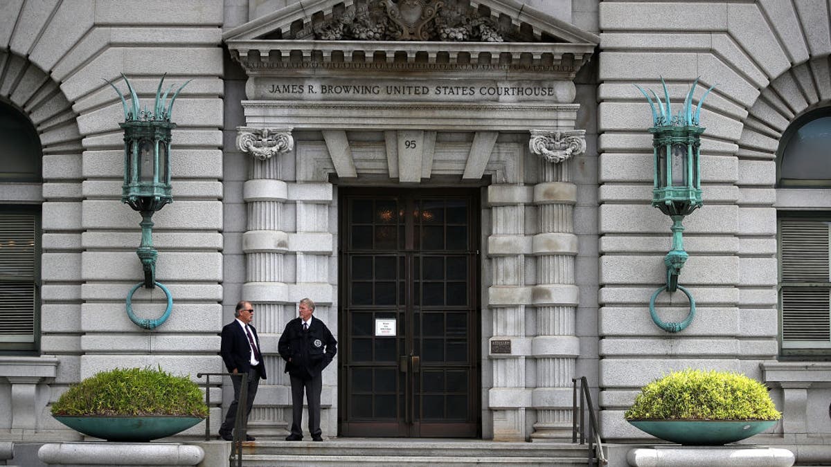 beveiliging buiten de deur van het federale gerechtsgebouw