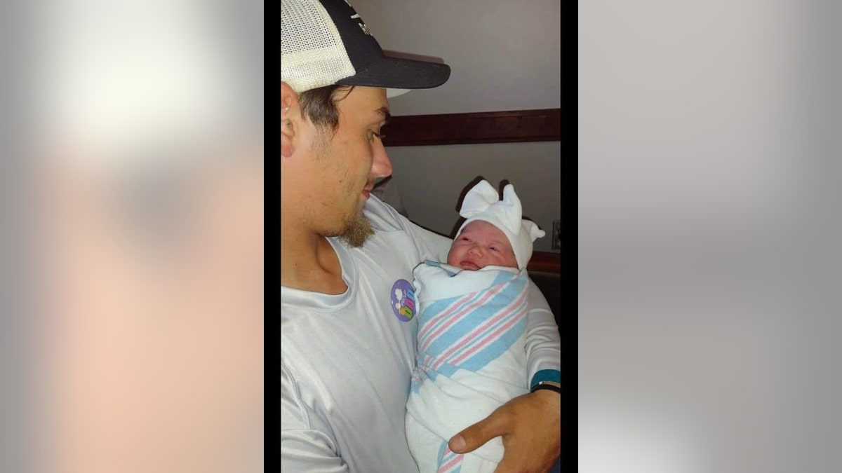 Daniel Williams houdt zijn dochter vast als baby