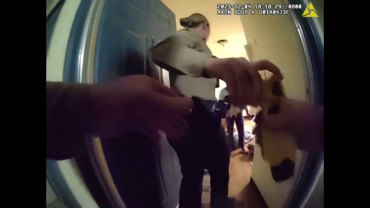 Hulpsheriff Ty Shelton krijgt een taser overhandigd door een andere hulpsheriff