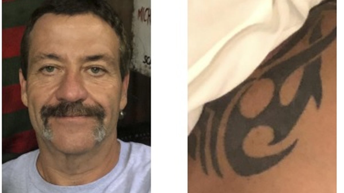 Donald Eugene Fields II in 2018, links, en zijn kenmerkende tribale tatoeage op zijn schouder.