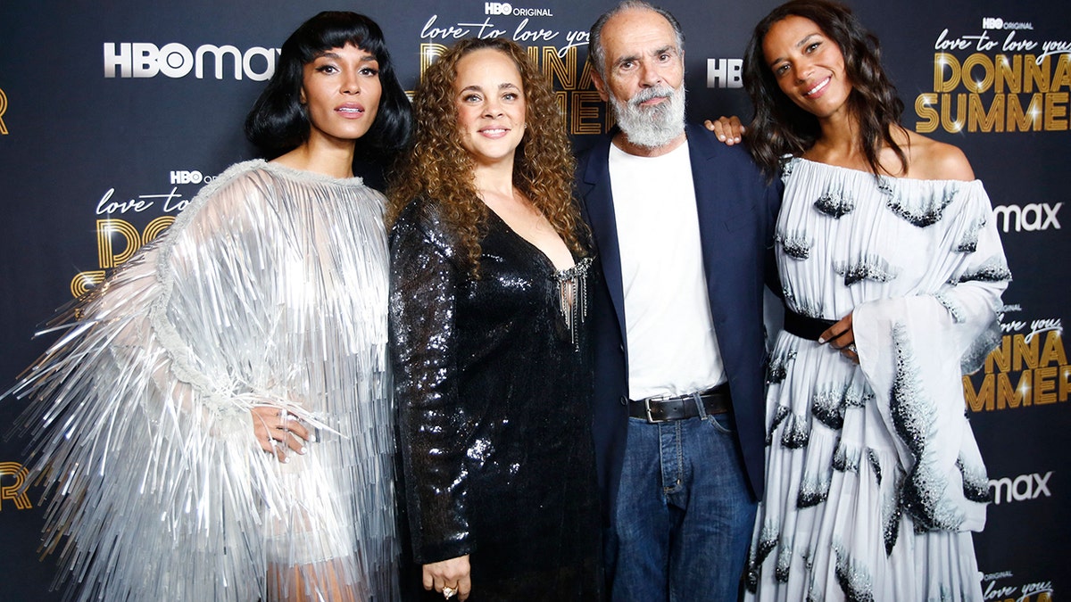 De dochters van Donna Summers en weduwnaar Bruce Sudano poseren