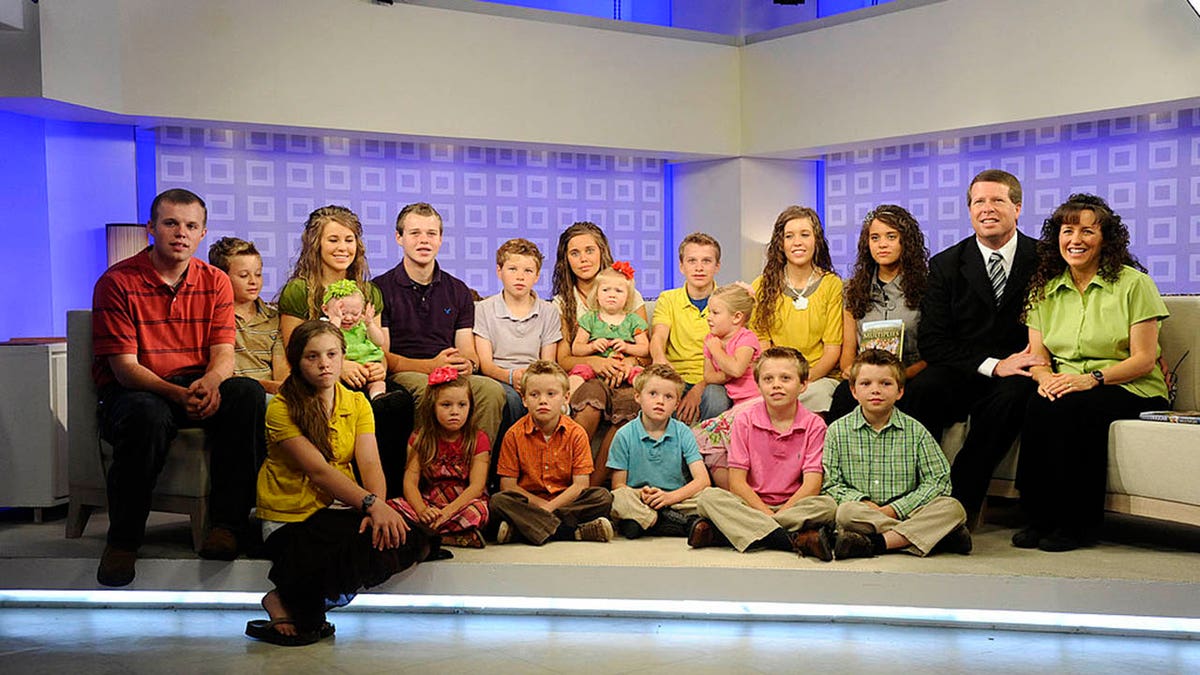 familie duggar allemaal samen op een bank